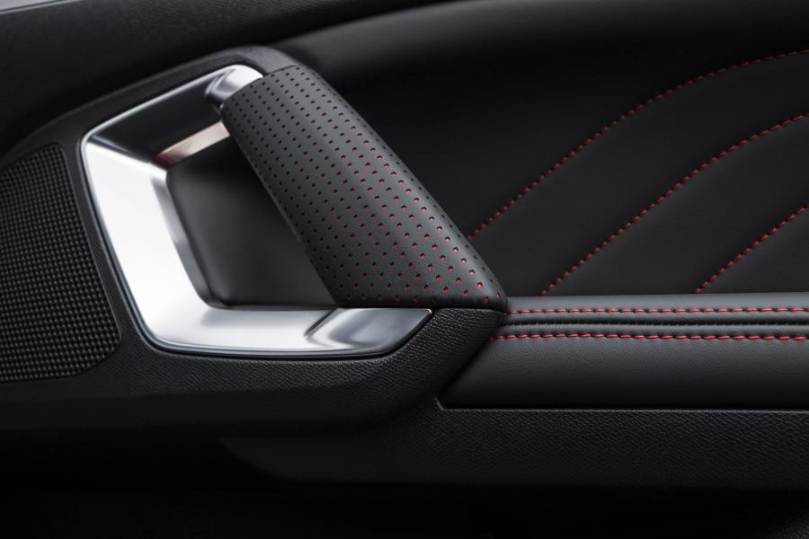 Детали интерьера Peugeot 308 GTi 2015 года  (фото 57 из 65)